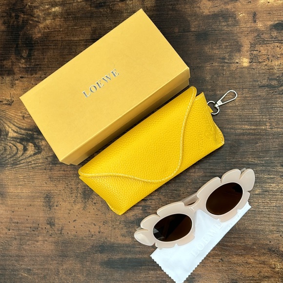 Loewe Paula Ibiza Flower
Shaped Sunglasses In Beige Endource New In Case… - Picture 7 of 14